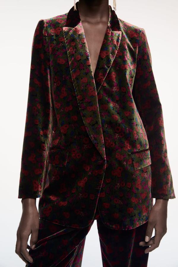 Una americana de terciopelo diferente, que también tiene un pantalón a juego, con un bonito estampado de flores. Una propuesta diferente para las noches de fiesta. Americana estampada de Zara (59,99 euros). 