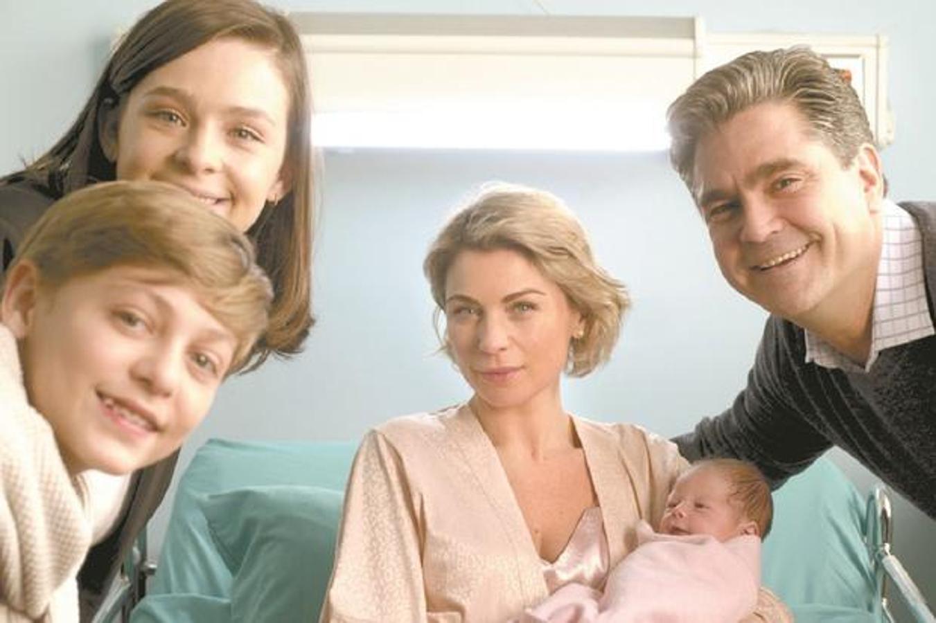 Después de darse cuenta de que sus bebés fueron cambiados al nacer, dos mujeres construyen un plan para equilibrar sus nuevas vidas: crear una única, y peculiar, familia.