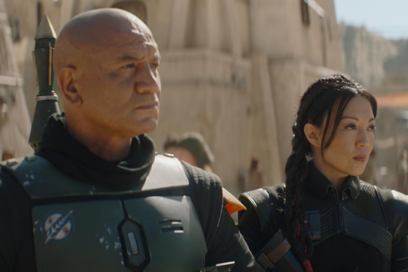 Temuera Morrison y Ming-Na Wen protagonizan la nueva serie de Star Wars, en la que el legendario cazarrecompensas Boba Fett y el mercenario Fennec Shand navegan por el inframundo de la Galaxia y regresan a las arenas de Tatooine para reclamar el territorio que gobernaron en su momento Jabba el Hutt y su sindicato del crimen. Jon Favreau, Dave Filoni, Robert Rodríguez, Kathleen Kennedy y Colin Wilson están entre los productores ejecutivos de la serie.