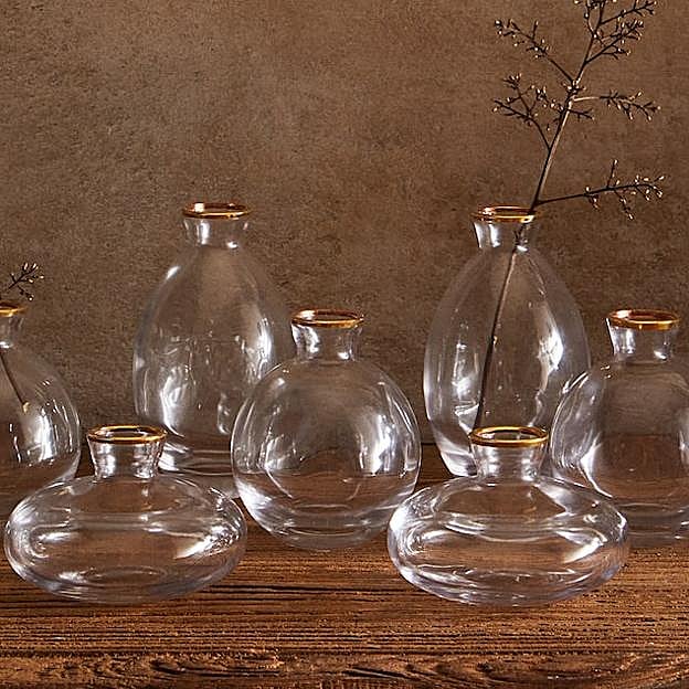 Imagen principal - Los jarrones con filo dorado están disponibles en Zara Home a partir de 5.99 euros; las cajas de lino para fotos cuestan entre 7.99 y 9.99 euros y el marco de fotos, desde 6.99 euros.