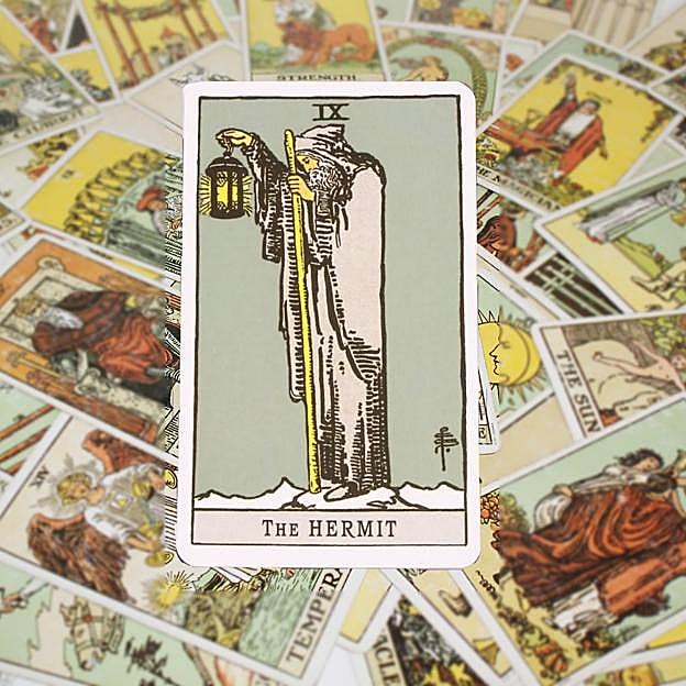 La carta del tarot de la semana: el Ermitaño (Arcano IX) aterriza en tu vida para que dejes de procastinar en Instagram y te centres en ti mismo