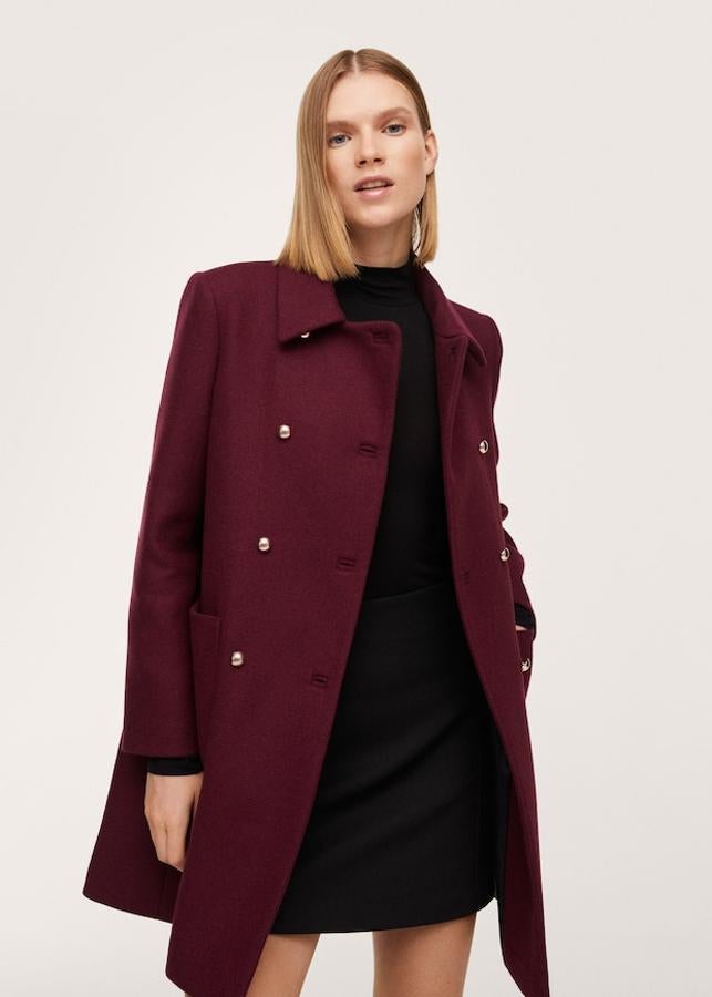 En granate o en negro, este abrigo de diseño midi recto, con cuello clásico, bolsillos de plastrón en los laterales y cierre de doble botonadura en dorado cuesta 79,99 euros y está disponible entre las tallas XXS y 4XL. 