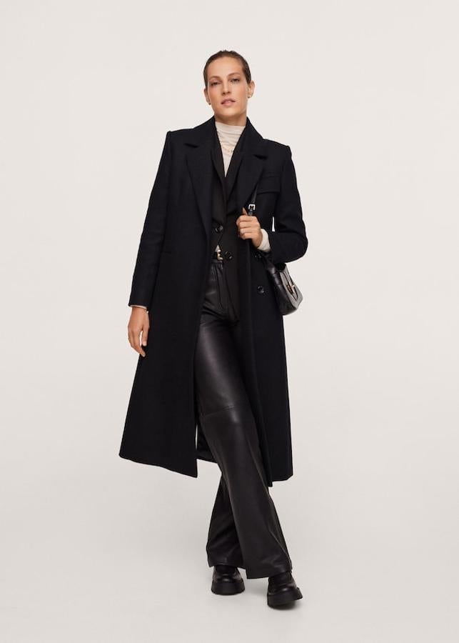 En color negro, con diseño recto largo y mangas largas con abertura, este abrigo confeccionado en mezcla de lana viene con dos bolsillos de ribete laterales, bolsillo de solapa en el pecho y cierre de botones oculto. Disponible entre las tallas XXS y XXL, cuesta 149,99 euros. 