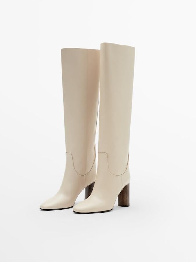En color crudo confeccionadas con piel napa, con tacón en efecto madera de 8 centímetros y realizadas en piel, estas botas de la colección edición limitada de la firma con planta de piel y piso de cuero solo quedan en los números 40, 41 y 42 y cuestan 189 euros. 