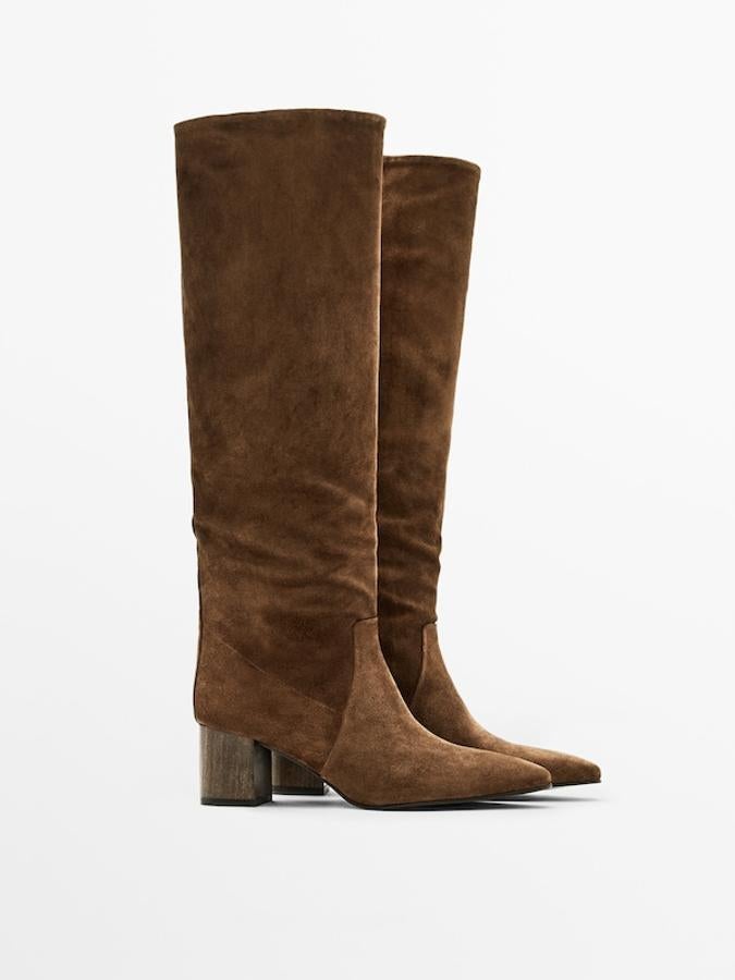 En piel serraje color cuero, acabadas en punta y de caña alta, estas botas con tacón de 5 centímetros en efecto madera podemos encontrarlas entre los números 35 y 41 y cuestan 169 euros. 