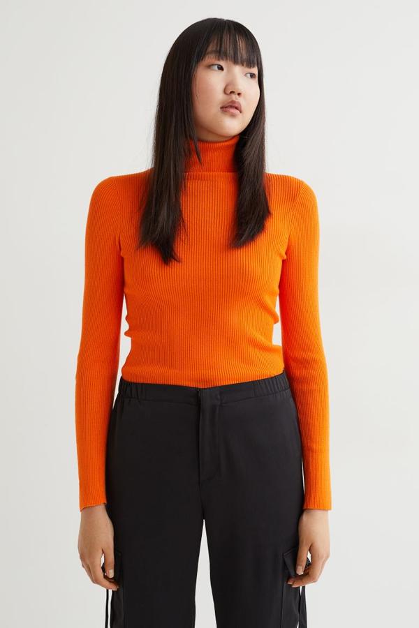 Disponible en naranja, verde o fucsia, este jersey de H&M de diseño entallado confeccionado en punto suave de canalé, con cuello vuelto y mangas largas cuesta 14,99 euros. 