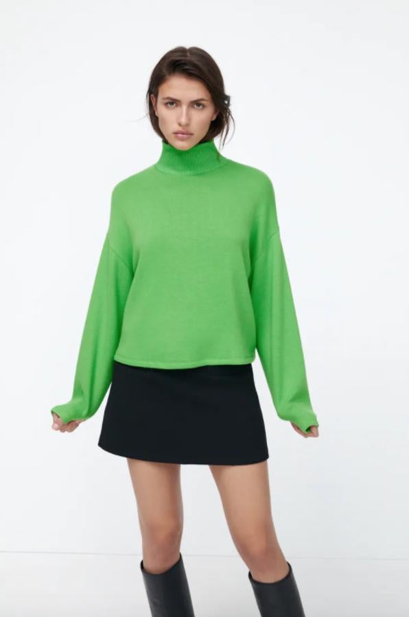 Disponible en verde manzana, negro, rosa y crudo, este jersey de punto con cuello subido de Zara es de diseño cropped y cuesta 19,95 euros. 