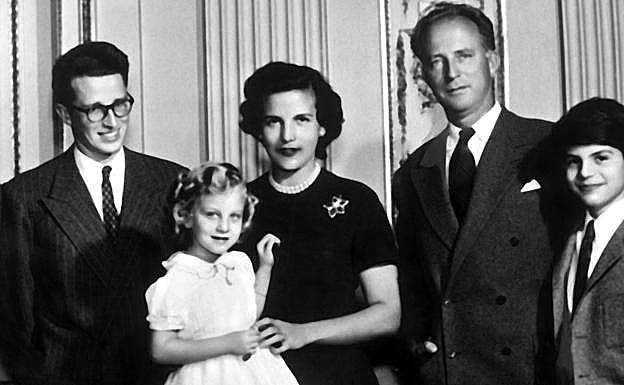 Los rumores sobre su relación secreta con su madrastra Lilian Baels tomaron fuerza en los últimos años con la publicación de los diarios del ex primer ministro Achille Van Acker. 