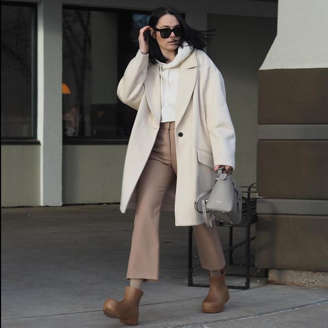 Pincha en la imagen para ver los 11 botines de tacón cómodo que querrás lucir con todos tus looks este otoño.