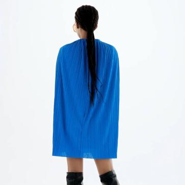 Imagen secundaria 1 - Vestidos con capa: la tendencia más elegante que arrasa en la alfombra roja y querrás llevar estas fiestas