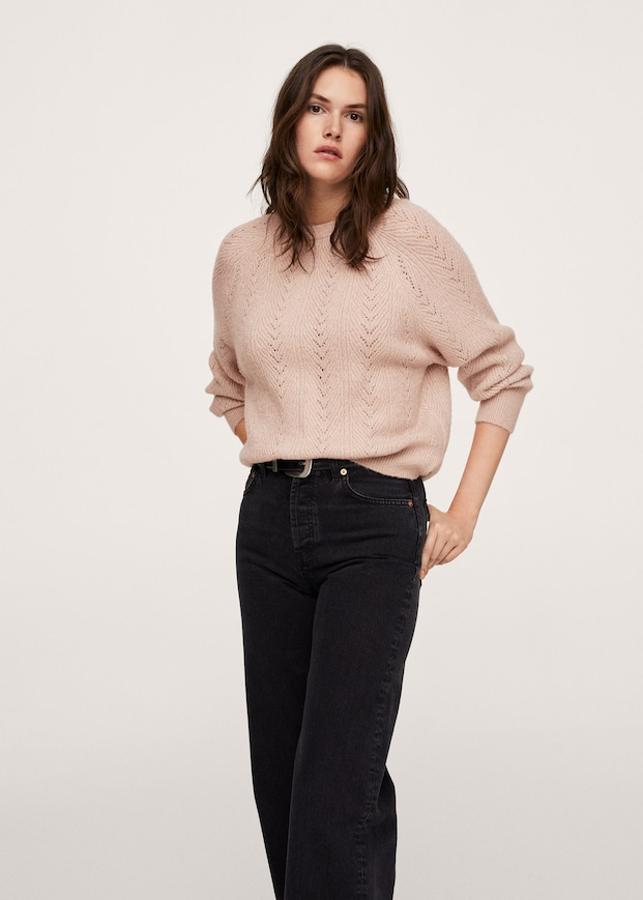 Detalles calados e hilo metalizado para este jersey de punto de tejido elástico que podemos encontrar en gris claro o en rosa pastel y es de diseño recto, tiene cuello redondo y terminaciones en canalé. Cuesta 25,99 euros y está disponible entre las tallas XXS y XXL. 