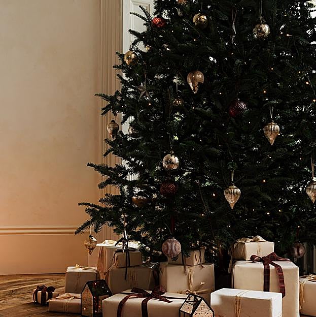 Imagen principal - Los adornos del árbol de Navidad están disponibles entre 4.99 y 5.99 euros.