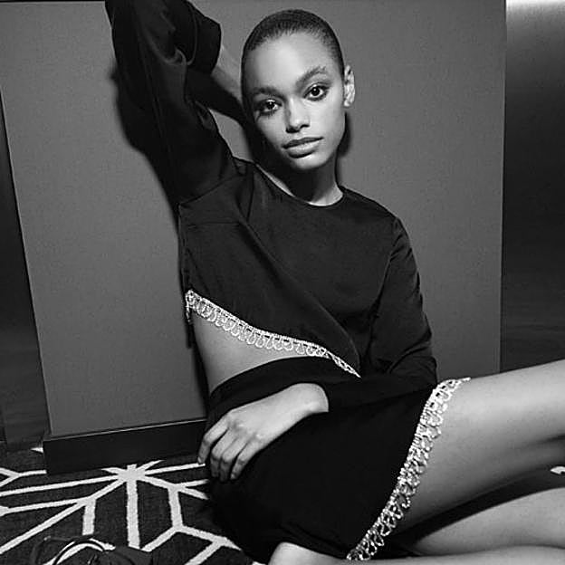 Imagen principal - Ni vestido de lentejuelas ni de terciopelo: el look de Navidad más especial (y barato) es este original conjunto de Lefties con el que serás la mejor vestida