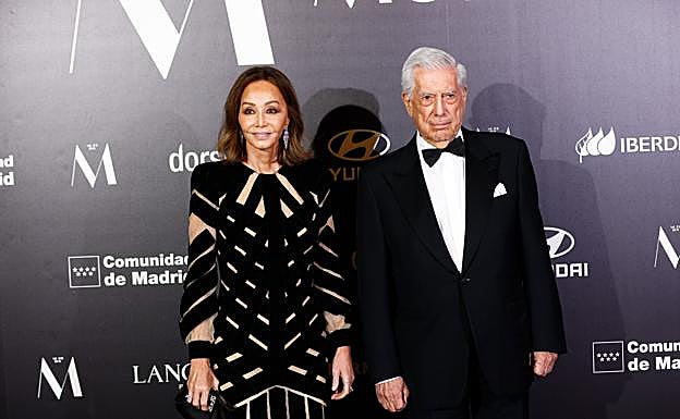 Isabel Presyler y Mario Vargas Llosa en los Premios Mujerhoy 2021
