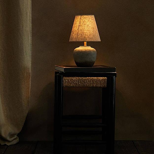 La lámpara de Zara Home cuenta con una base de cemento