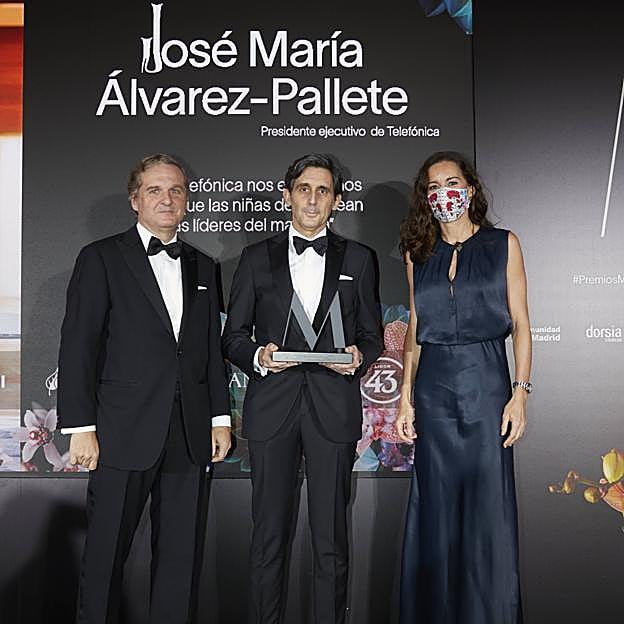 De izquierda de derecha, Ignacio Ibarra, Presidente de Vocento, José María Álvarez-Pallete, ganador del Premio Mujerhoy-Comunidad de Madrid al Compromiso Maculino y la Presidenta de la Asamblea de Madrid, María Eugenia Carballedo.