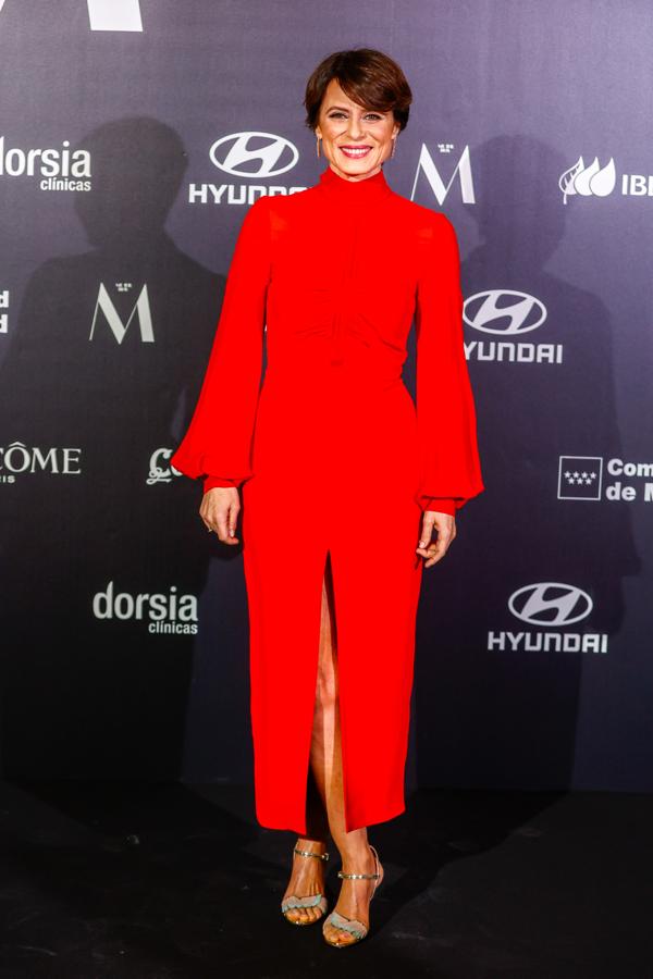La presentadora de la ceremonia y actriz Aitana Sánchez-Gijón se colocó entre las mejor vestidas de la cita gracias a este vestido rojo de Fernando Claro que combinó con sandalias de Luis Onofre.