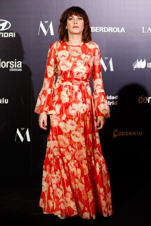 La actriz María León fue de las más llamativas con un vestido largo de estampado floral en color rojo firmado por Gucci.