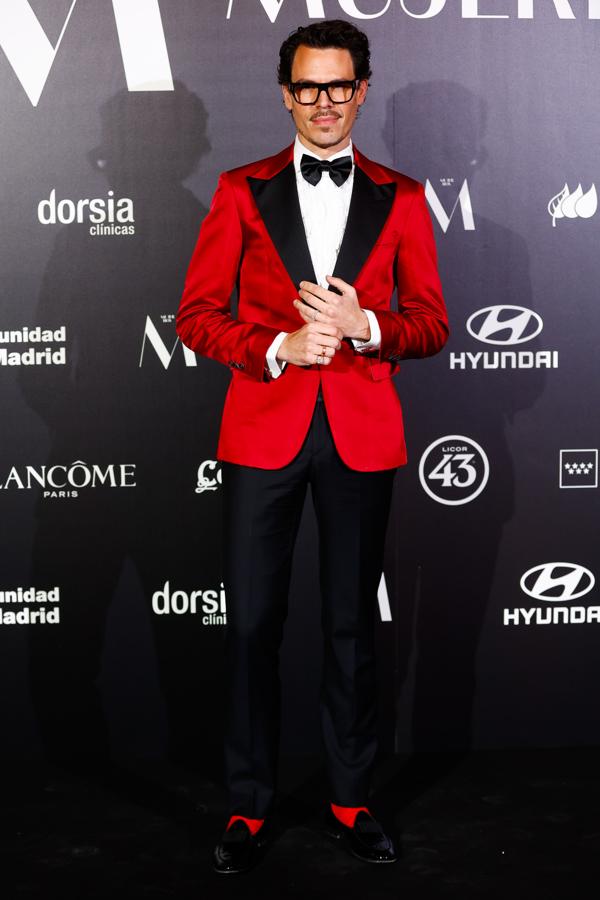 El diseñador Juan Avellaneda triunfó con una americana en color rojo que lució a juego con los calcetines.