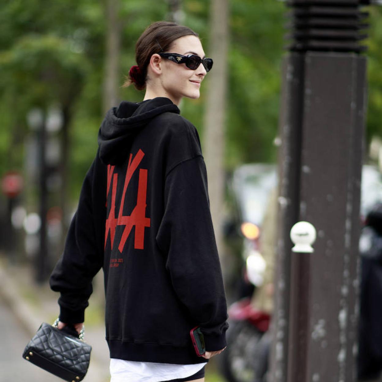 Pincha en la foto para ver 7 sudaderas con capucha que van a rejuvenecer tus looks y van a convertirse en tu prenda fetiche esta temporada