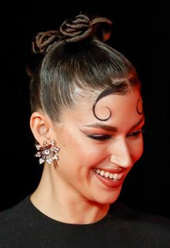 Imagen secundaria 2 - Tenemos que hablar del original peinado de Úrsula Corberó con dos trucos tendencia que puedes copiar fácilmente en casa