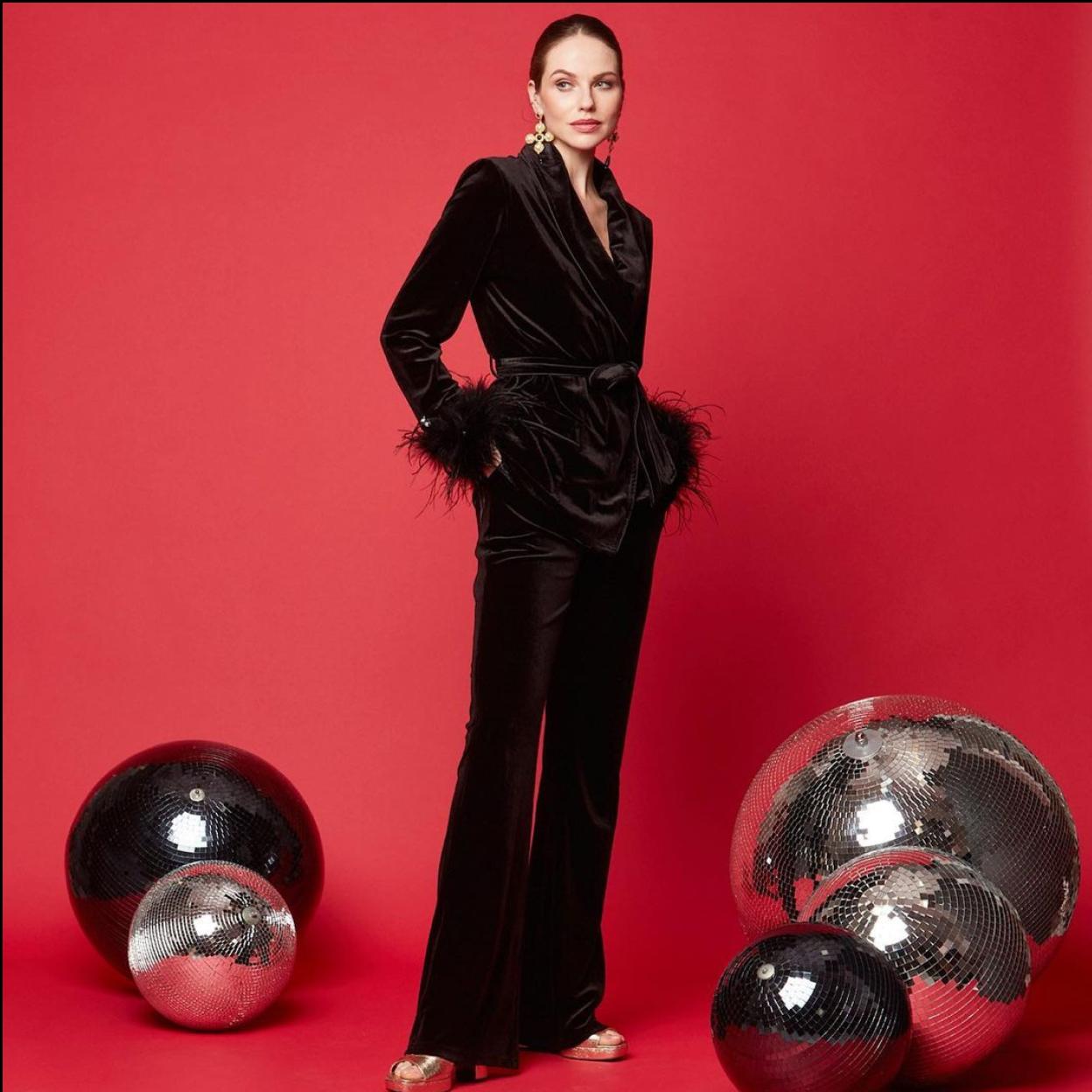 Apuesta por un look de fiesta original y elegante con un traje de terciopelo que va a ser la envidia de tus amigas