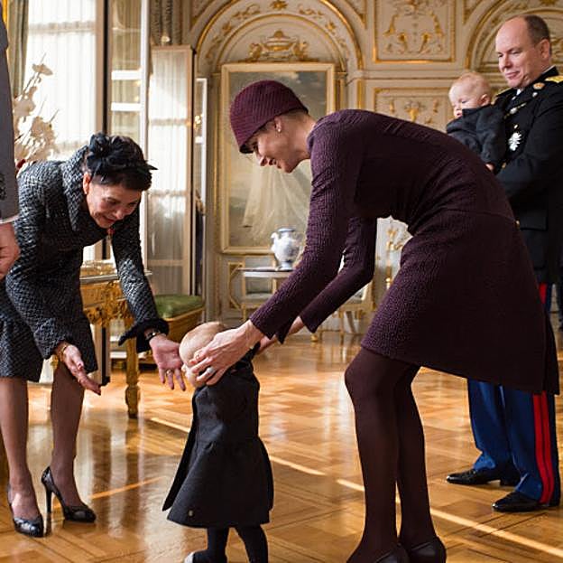 La princesa Carolina en palacio jugando con uno desus sobrinos ante la atenta mirada de su hermano, el príncipe Alberto.
