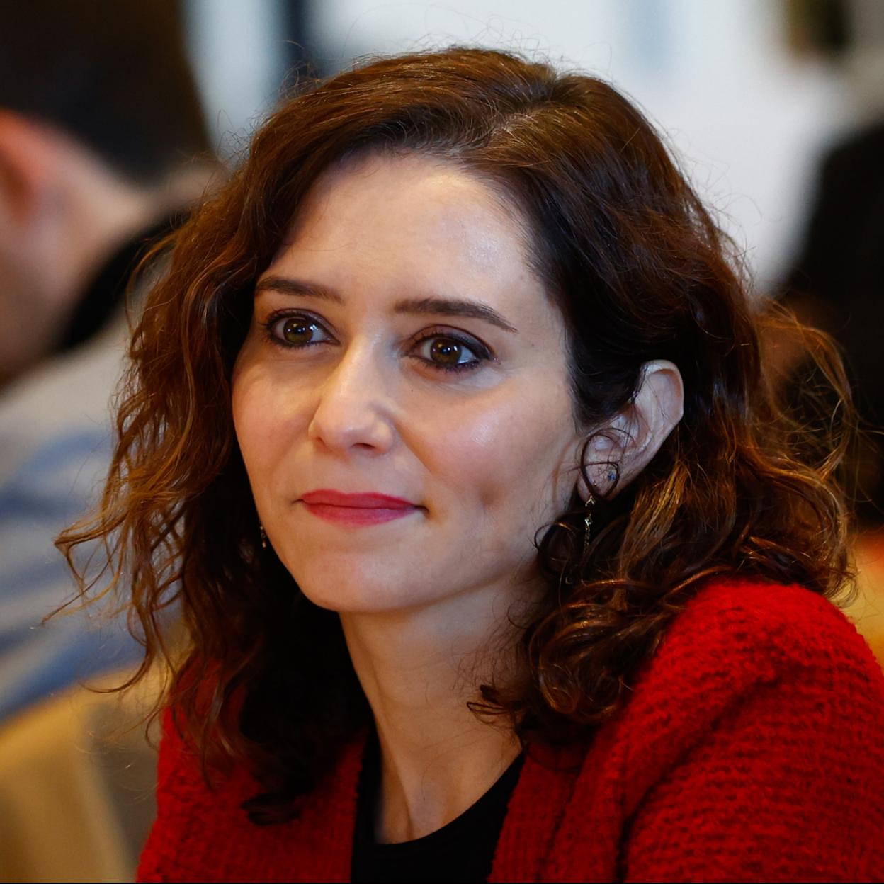 Pincha en la imagen para ver blazers en efecto piel que vas a combinar con pantalones y faldas.