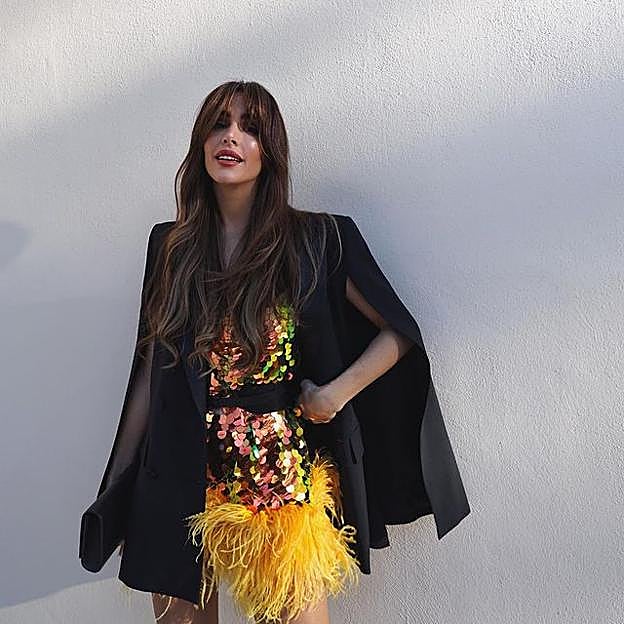 No busques más, el vestido de fiesta más impresionante es este de Zara con plumas y lentejuelas que está hecho para arrasar