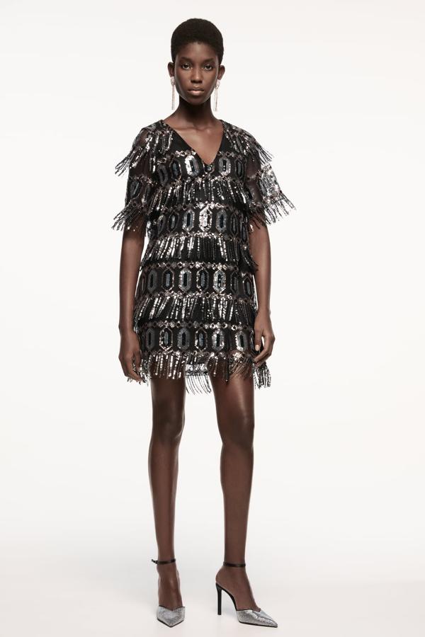 Es tiempo de brillar y de sacar a relucir los vestidos más especiales. Este mini traje de flecos con brillos metalizados es una buena opción para estrenar estas navidades. Mini vestido de fiesta de Zara (39,99 euros). 