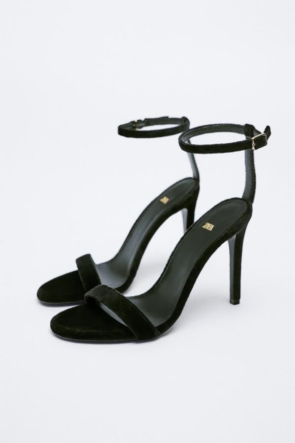  ¿Y si unas sandalias de terciopelo fueran el accesorio que necesitas para completar todos tus looks de fiesta? Llévalas con vaqueros o con vestidos lenceros. Sandalias con pulsera de Zara (69,99 euros). 