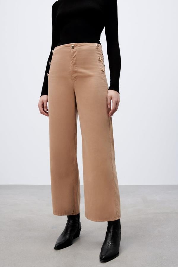 Los pantalones con botones de tipo marinero han llegado a Zara en todos los colores de la paleta cromática. Los últimos en sumarse a la lista han sido estos de color caramelo. Vaqueros de Zara (25,99e uros). 