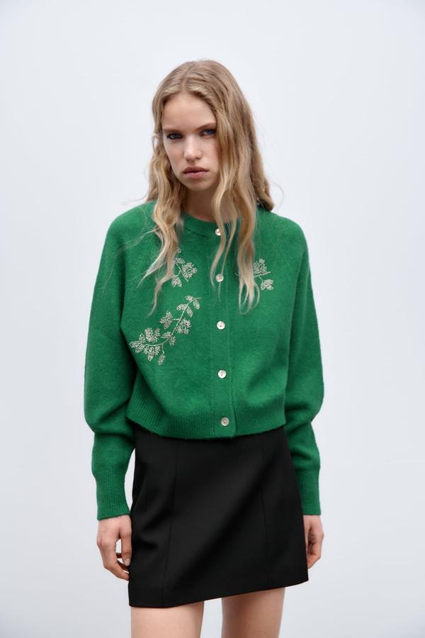 Una chaqueta verde de punto puede ser la prenda inesperada que llevarás sin parar en estas fiestas navideñas. Cárdigan con bordados joya de Zara (29,99 euros). 
