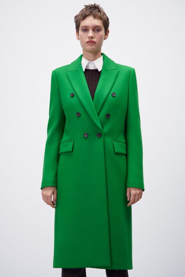 Sube el tono al invierno con un abrigo en un color especial. El verde es el tono ideal para alegrar la estación. Abrigo de lana de Zara (99,99 euros)