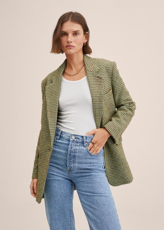 Una americana con estampado de cuadros que se sale de lo habitual. En tonos verdes y con un bonito corte  oversize . Americana larga de Mango (79,99 euros). 