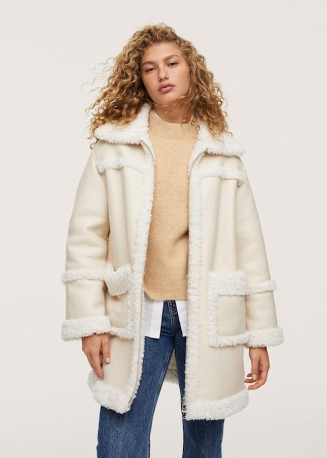 En color crudo, efecto piel y con tejido de borreguillo, este abrigo corto de diseño oversize de Mango que tiene cierre frontal de cremallera y dos bolsillos de plastrón cuesta 99,99 euros. 