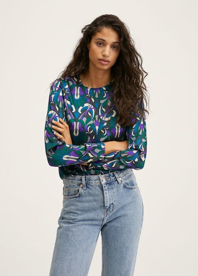 Estampado en tonos verdes, azul y morados con motivos florales para esta blusa de Mango confeccionado en tejido fluido de diseño recto y cuello redondo. Tiene un precio de 25,99 euros. 