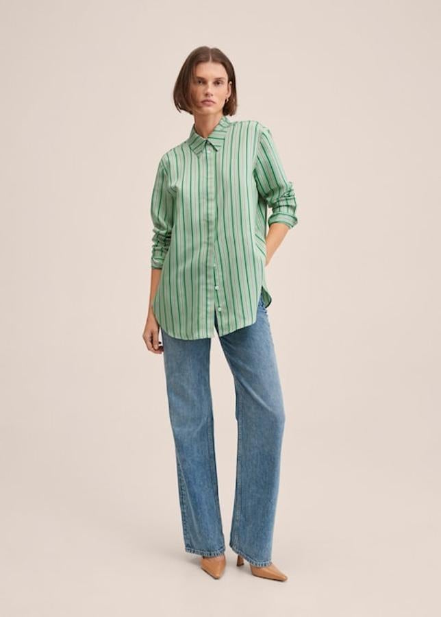 En verde aguamarina, con estampado de rayas en verde oscuro y gris, esta camisa de Mango de diseño recto y cuello camisero viene con bajo redondeado y aberturas laterales con botón. Podemos comprarla por 29,99 euros.