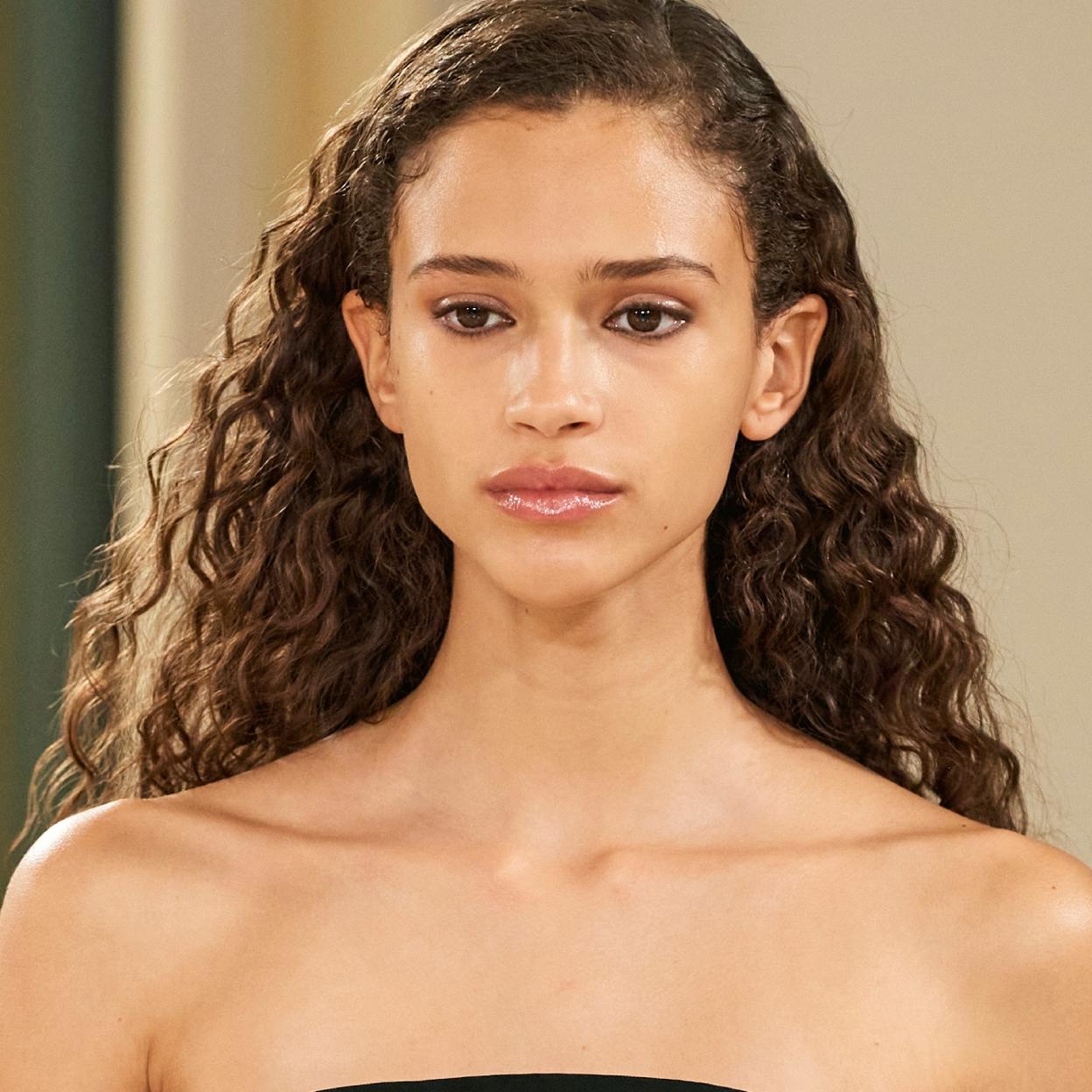 Pincha en la imagen para conocer los mejores aceites en seco con los que hidratarás el rostro, el cuerpo y el pelo. 