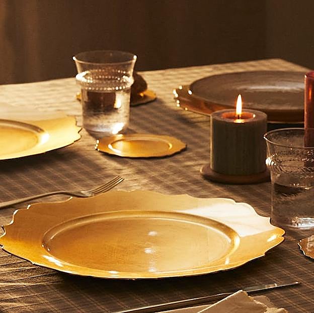 Imagen principal - El bajoplato dorado cuesta 4.99 euros; el plato de pan, 2.99 euros y los posavasos, 5.99 euros el pack de 6 uindades.