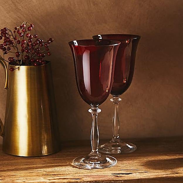 Imagen principal - Las copas de cristal rojo cuestan 7.99 euros la unidad; el vaso dorado, 5.99 euros y las copas de cristal con estrellitas, 5.99 euros la unidad.