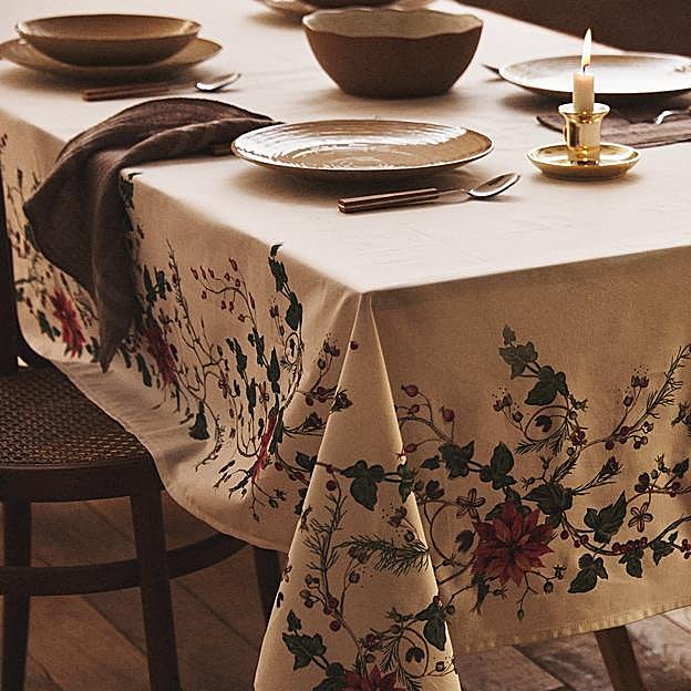 Imagen principal - El mantel con estampado navideño de Zara Home cuesta 25.99 euros; el de estrellitas doradas, 25.99 euros y el rojo de jacquard, 35.99 euros.