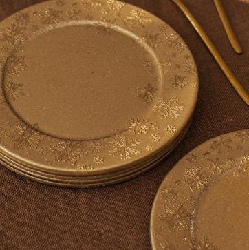 Imagen secundaria 1 - El bajoplato dorado cuesta 4.99 euros; el plato de pan, 2.99 euros y los posavasos, 5.99 euros el pack de 6 uindades.