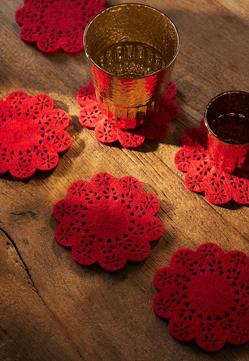 Imagen secundaria 2 - El bajoplato dorado cuesta 4.99 euros; el plato de pan, 2.99 euros y los posavasos, 5.99 euros el pack de 6 uindades.