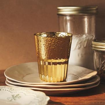 Imagen secundaria 1 - Las copas de cristal rojo cuestan 7.99 euros la unidad; el vaso dorado, 5.99 euros y las copas de cristal con estrellitas, 5.99 euros la unidad.