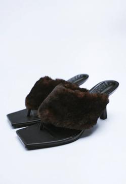 Imagen secundaria 2 - La tendencia &#039;shearling&#039; del pelo y el borreguillo llega al calzado: estos son los zapatos más cómodos y calentitos de la temporada