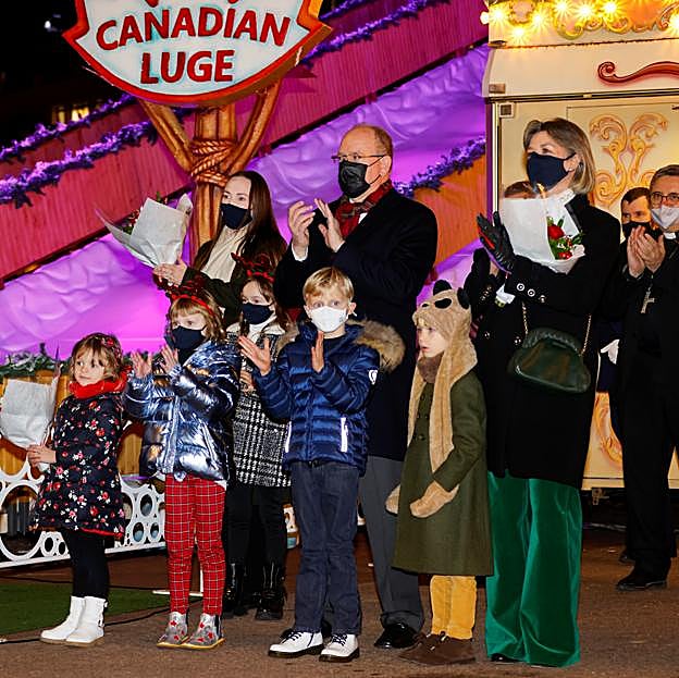 La familia real de Mónaco (menos Charlène) durante la inauguración.