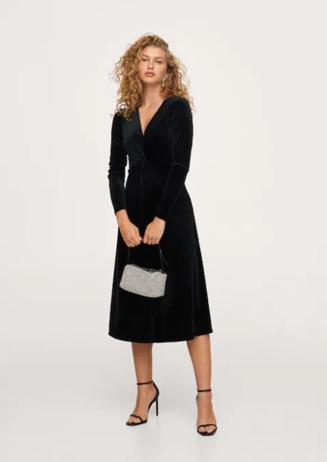 Vestido negro midi, de Mango (25,95 euros).