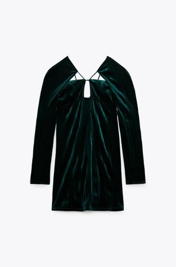 Vestido corto verde, de Zara (25,95 euros).
