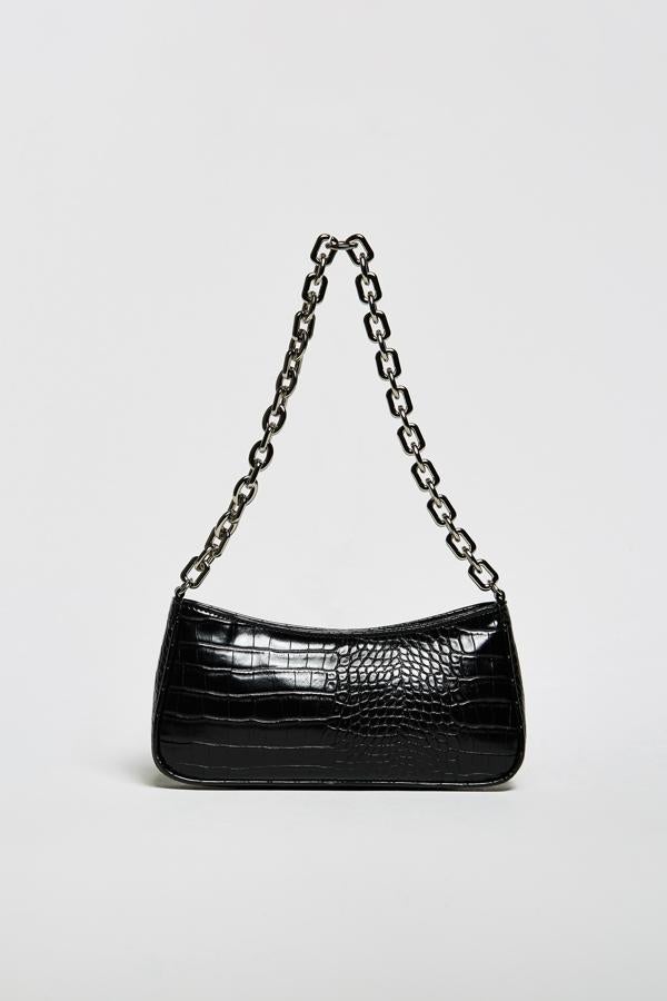 Efecto cocodrilo en formato baguette para este bolso de Sfera con asa de hombro en cadena que podemos comprar por 16,99 euros. 